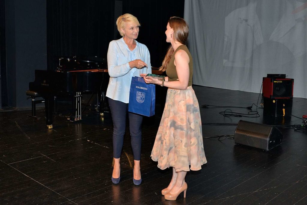 Prezydent Miasta Anna Mieczkowska wręcza nagrodę Monice Adamskiej