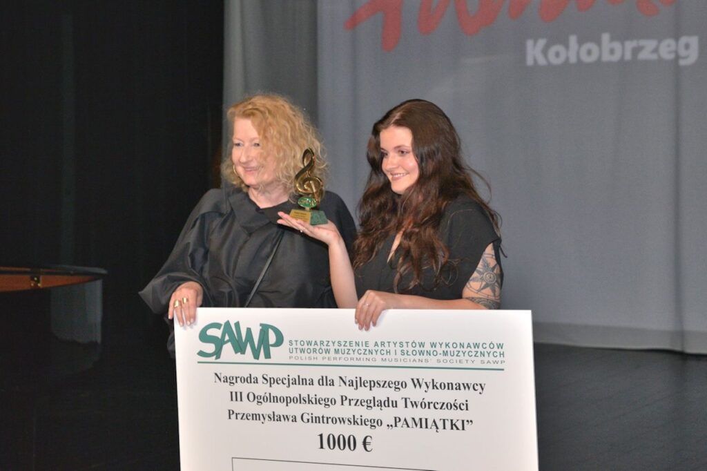 Beata Molak - Bychawska wręczyła ngrodę SAWP Sandrze Mika