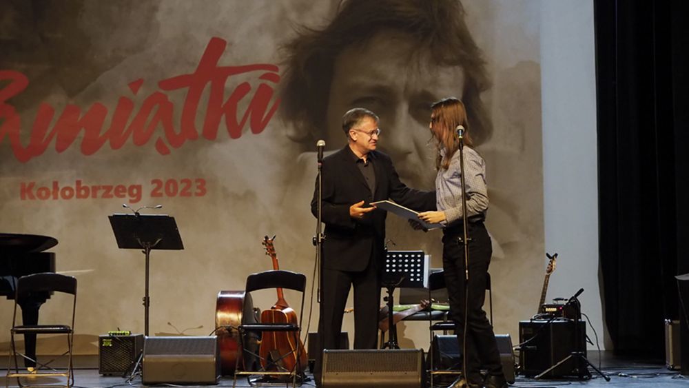 Prezes Audytorium 17 wręcza nagrodę Bartoszowi Kamińskiemu